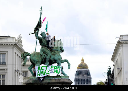 Brüssel, Belgien. 12. Oktober 2019. Klima Aktivisten versammeln sich in der Nähe des Königlichen Palastes, während das Aussterben Rebellion protestieren. Credit: ALEXANDROS MICHAILIDIS/Alamy leben Nachrichten Stockfoto