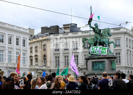 Brüssel, Belgien. 12. Oktober 2019. Klima Aktivisten versammeln sich in der Nähe des Königlichen Palastes, während das Aussterben Rebellion protestieren. Credit: ALEXANDROS MICHAILIDIS/Alamy leben Nachrichten Stockfoto