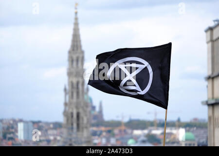 Brüssel, Belgien. 12. Oktober 2019. Klima Aktivisten versammeln sich in der Nähe des Königlichen Palastes, während das Aussterben Rebellion protestieren. Credit: ALEXANDROS MICHAILIDIS/Alamy leben Nachrichten Stockfoto