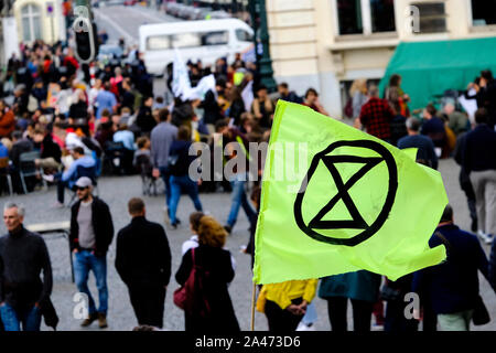 Brüssel, Belgien. 12. Oktober 2019. Klima Aktivisten versammeln sich in der Nähe des Königlichen Palastes, während das Aussterben Rebellion protestieren. Credit: ALEXANDROS MICHAILIDIS/Alamy leben Nachrichten Stockfoto