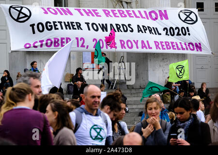 Brüssel, Belgien. 12. Oktober 2019. Klima Aktivisten versammeln sich in der Nähe des Königlichen Palastes, während das Aussterben Rebellion protestieren. Credit: ALEXANDROS MICHAILIDIS/Alamy leben Nachrichten Stockfoto