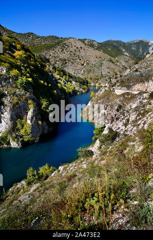 Valle del Sagittario in der Nähe von Villalago, Abruzzen, Italien. Blick auf den See von San Domenico. Stockfoto