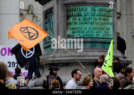 Brüssel, Belgien. 12. Oktober 2019. Klima Aktivisten versammeln sich in der Nähe des Königlichen Palastes, während das Aussterben Rebellion protestieren. Credit: ALEXANDROS MICHAILIDIS/Alamy leben Nachrichten Stockfoto