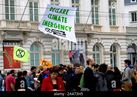 Brüssel, Belgien. 12. Oktober 2019. Klima Aktivisten versammeln sich in der Nähe des Königlichen Palastes, während das Aussterben Rebellion protestieren. Credit: ALEXANDROS MICHAILIDIS/Alamy leben Nachrichten Stockfoto