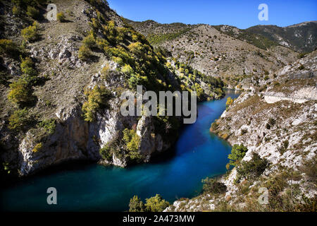 Valle del Sagittario in der Nähe von Villalago, Abruzzen, Italien. Blick auf den See von San Domenico. Stockfoto