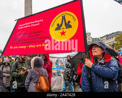 London, Großbritannien. 12. Oktober 2019. Chesterfield & Distric Gewerkschaftsrat. Gewerkschafter halten eine Kundgebung auf dem Trafalgar Square im Regen ihre Solidarität mit dem Aussterben der Rebellion und der Schule Klima Streikenden zu zeigen. Sie erkennen an, dass die Klima- und Ökologische Not bedeutet, dass die Zukunft des Lebens auf diesem Planeten auf dem Spiel steht, und wir brauchen radikale Maßnahmen unverzüglich Katastrophe zu vermeiden. Nach der Kundgebung waren sie bis März die wichtigsten Aussterben Rebellion März in Trauer zu verbinden. Peter Marshall / alamy Leben Nachrichten Stockfoto