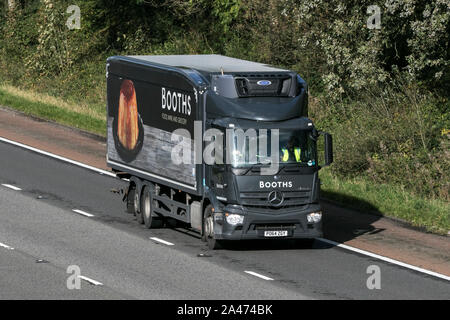 Ein Stände Lebensmittelgeschäft Mercedes Cargo Güterverkehr Lkw Richtung Norden reisen auf der Autobahn M6 in der Nähe von Garstang in Lancashire, UK. Stockfoto