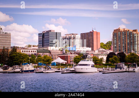 Barrie, Ontario, Kanada - 2019 08 25: Lake Simcoe Ufer mit den Heritage Park auf der rechten Seite der Stadt Barrie, Ontario, Kanada. Stockfoto