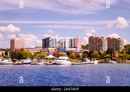 Barrie, Ontario, Kanada - 2019 08 25: Lake Simcoe Ufer mit den Heritage Park auf der rechten Seite der Stadt Barrie, Ontario, Kanada. Stockfoto