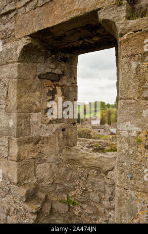 Anzeigen von Middleham Markt der Stadt durch das Fenster von Middleham Castle gesehen. Yorkshire Dales, North Yorkshire, England Stockfoto