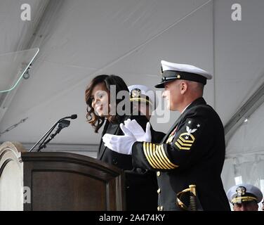 First Lady Michelle Obama kündigt 'Bringt das Schiff zum Leben" seine Besatzungsmitglieder spornt zu Rennen über der Stirn und Fallen, die sich in der Ausbildung an Bord der USS Illinois (SSN786) Stockfoto