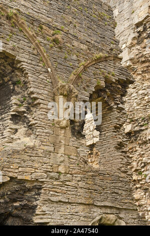 Architektonisches Detail in der Wand von Middleham Castle. Yorkshire Dales, North Yorkshire, England Stockfoto