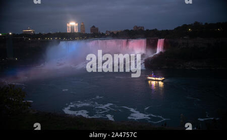 Mädchen des Nebels in der Nacht Stockfoto