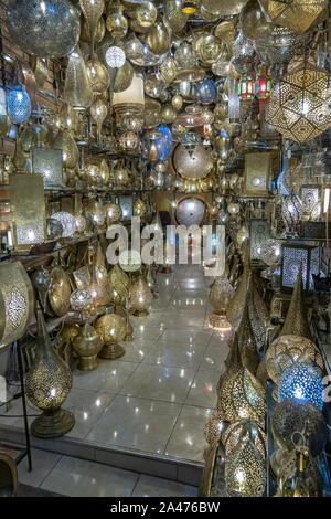 Lampe Shop in der Medina von Marrakesch im Oktober 2019 Stockfoto