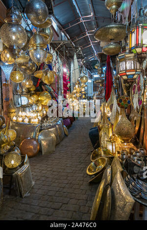 Lampe Shop in der Medina von Marrakesch im Oktober 2019 Stockfoto