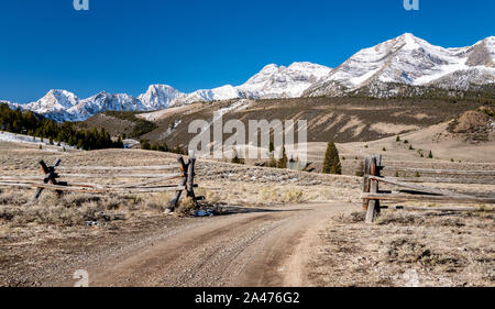 Klapprigen alten Feldweg führt durch einen Zaun zu Mount Borah in Idaho Stockfoto