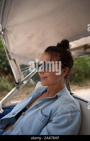 Auto Rickshaw Taxi fahren zu Küstenstadt Mondello Stockfoto