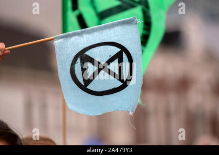 Logo auf einer Fahne Am Blauwebrug am Klima Demonstration Vom Aussterben Rebellion Gruppe in Amsterdam Die Niederlande 2019 Stockfoto