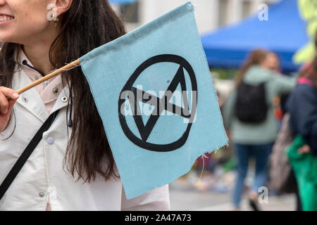 Logo auf einer Fahne Am Blauwebrug am Klima Demonstration Vom Aussterben Rebellion Gruppe in Amsterdam Die Niederlande 2019 Stockfoto