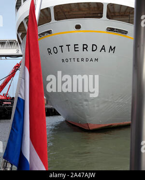 Rotterdam, Niederlande - 4. Oktober 2019: Annäherung an das Dampfschiff SS Rotterdam - ein ehemaliger Kreuzfahrtschiff der Holland-America Line - per Fähre. Stockfoto