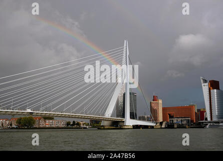 Rotterdam, Niederlande - 4. Oktober 2019: Ein großer Regenbogen erstreckt sich über die Stadt Rotterdam, Niederlande Stockfoto