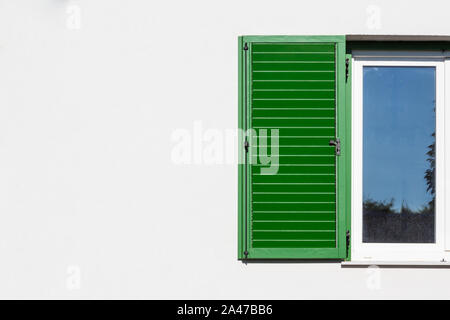 Grüne Fensterläden aus Holz gegen weiße Wand mit Kopie Offener Raum Stockfoto