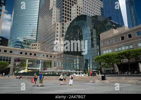 Schöne Glasfassade Eingang zum Brookfield Ort mit einigen Menschen davor Stockfoto
