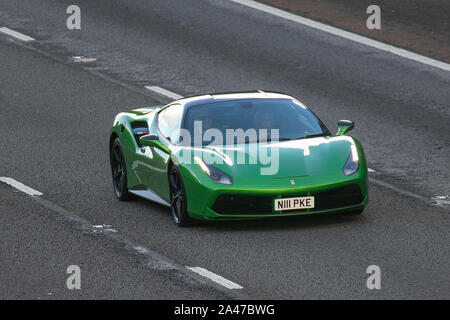 2018 grüne Ferrari 488 GTB S-A; Großbritannien Verkehr, Transport, moderne, Limousinen, Süd - auf die 3 spurige Autobahn M6 Autobahn gebunden. Stockfoto