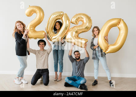 Gruppe von fünf fröhlichen Teenager Freunde Anzahl der neue Jahr Stockfoto