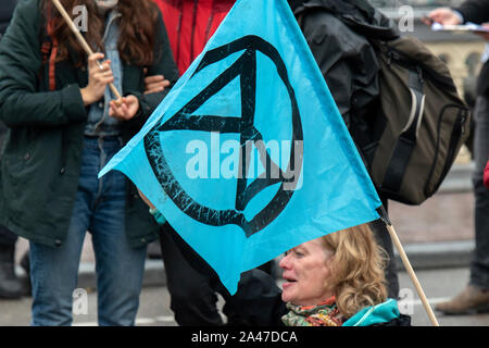Einer der letzten Demonstranten an der Blauwebrug am Klima Demonstration Vom Aussterben Rebellion Gruppe in Amsterdam Die Niederlande 2019 Stockfoto