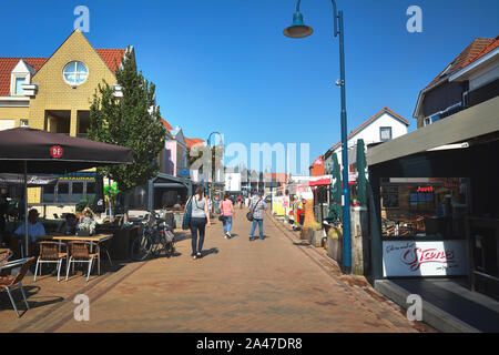 De Koog, Texel / Niederlande - August 2019: beliebte Stadtzentrum mit kleinen Souvenirläden und Restaurants in De Koog auf der Insel Texel in der Netherl Stockfoto