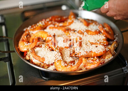 Cooking Paella in a Steel Pan Stockfoto