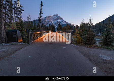 Fußgängerbrücke über den Bow River in der Nähe von Banff Stockfoto