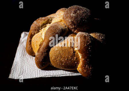 Pan de Muerto, traditionelle mexikanische Brot der Toten für Halloween, Dias de los Muertos Stockfoto
