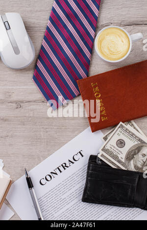 Geld, Pass und Cappuccino. Stockfoto