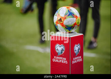 Charkow, Ukraine - Oktober 11, 2019: Offizieller Ball aus dem Spiel der EURO 2020 Ukraine vs Litauen Stockfoto