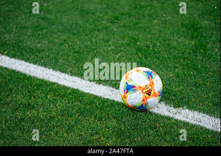 Charkow, Ukraine - Oktober 11, 2019: Offizieller Ball aus dem Spiel der EURO 2020 Ukraine vs Litauen Stockfoto