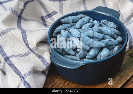 Geißblatt Beeren in eine Schüssel am Gartentisch. Stockfoto