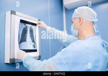 Erfahrener Profi in der chirurgischen einheitliche und Maske an Lungen x-ray Stockfoto