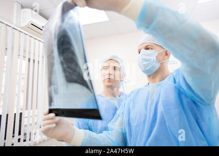 Zwei professionelle pulmologen in einer einheitlichen Blick auf x-ray von Lungen Stockfoto