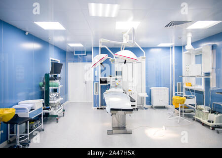 Innenraum der Chirurgie Zimmer in modernen Kliniken mit allen notwendigen Geräten Stockfoto