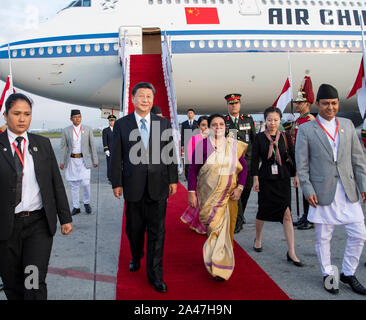 Kathmandu, Nepal. 12 Okt, 2019. Der chinesische Präsident Xi Jinping wird von Nepali Präsident Bidya Devi Bhandari und ihre Tochter Usha Kiran Bhandari bei seiner Ankunft in Kathmandu, Nepal, Okt. 12, 2019 begrüßt. Xi Jinping Ankunft in Kathmandu am Samstag für einen Staatsbesuch in Nepal. Credit: Li Tao/Xinhua/Alamy leben Nachrichten Stockfoto