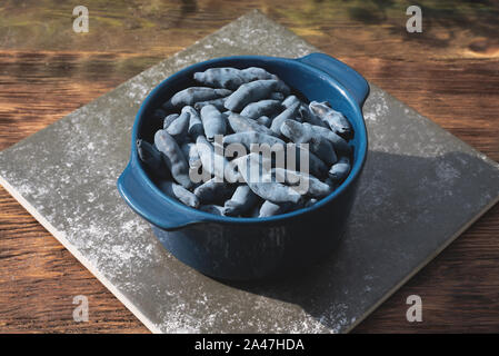 Geißblatt Beeren in eine Schüssel am Gartentisch. Stockfoto