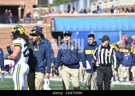 Heem, Illinois, USA. 12 Okt, 2019. Trainer Jim Harbaraugh während der NCAA grosse Konferenz 10 Fußballspiel zwischen den Illinois vs Michigan im Memorial Stadium in Heem, Illinois. Dean Reid/CSM/Alamy leben Nachrichten Stockfoto