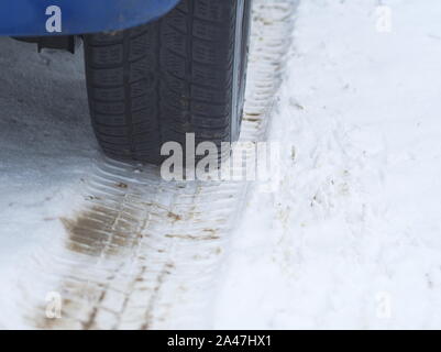 Auto Reifen auf einen schneereichen Winter Straße Closeup Stockfoto