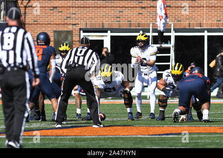 Heem, Illinois, USA. 12 Okt, 2019. Michigan Wolverines Quarterback Shea Patterson (2) in Aktion während der NCAA grosse Konferenz 10 Fußballspiel zwischen den Illinois vs Michigan im Memorial Stadium in Heem, Illinois. Dean Reid/CSM/Alamy leben Nachrichten Stockfoto