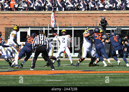 Heem, Illinois, USA. 12 Okt, 2019. Michigan Wolverines Quarterback Shea Patterson (2) in Aktion während der NCAA grosse Konferenz 10 Fußballspiel zwischen den Illinois vs Michigan im Memorial Stadium in Heem, Illinois. Dean Reid/CSM/Alamy leben Nachrichten Stockfoto