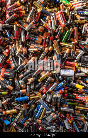 LONDON, ENGLAND - Feb 22 2019: Große Haufen altes, verwendet, korrodierte Batterien bei einer britischen Recycling center Stockfoto