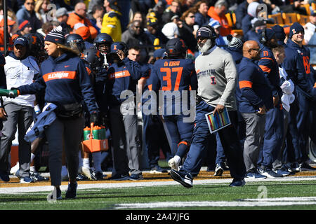 Heem, Illinois, USA. 12 Okt, 2019. Trainer Lovie Smith während der NCAA grosse Konferenz 10 Fußballspiel zwischen den Illinois vs Michigan im Memorial Stadium in Heem, Illinois. Dean Reid/CSM/Alamy leben Nachrichten Stockfoto