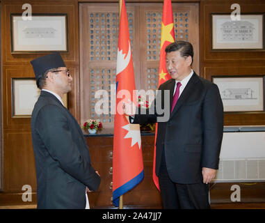 Kathmandu, Nepal. 12 Okt, 2019. Der chinesische Präsident Xi Jinping trifft sich mit dem Vorsitzenden der Nationalversammlung von Nepal Ganesh Prasad Timilsina in Kathmandu, Nepal, Okt. 12, 2019. Credit: Li Xueren/Xinhua/Alamy leben Nachrichten Stockfoto